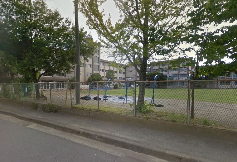 近くの小田原市立下府中小学校まで322m（徒歩5分）