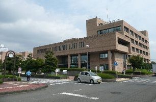 近くの伊勢原市役所まで392m（徒歩5分）