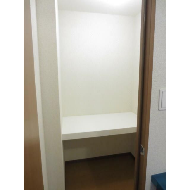 近くの茅ヶ崎小和田三郵便局まで517m(徒歩7分)