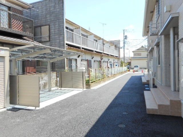 近くの小田原百貨店栢山店まで964m（徒歩13分）