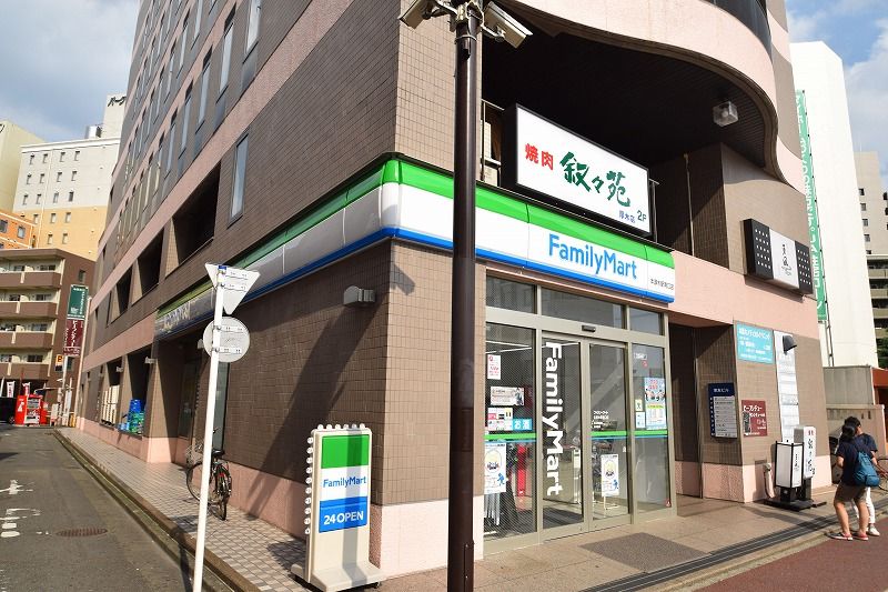 近くのファミリーマート 本厚木駅南口店まで712m（徒歩9分）