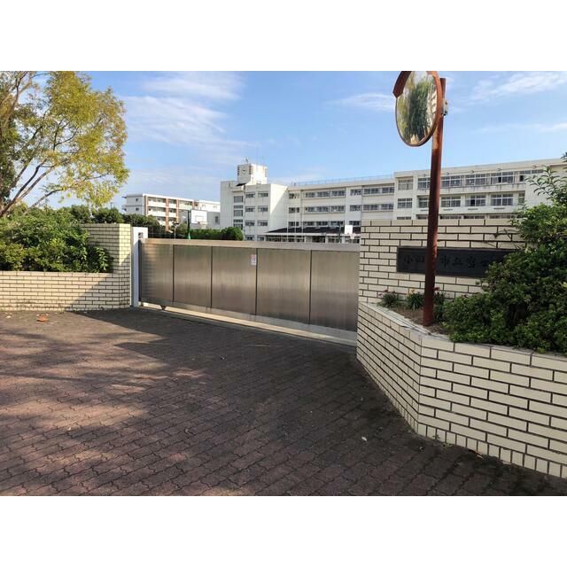 近くの小田原市立富士見小学校まで666m（徒歩9分）