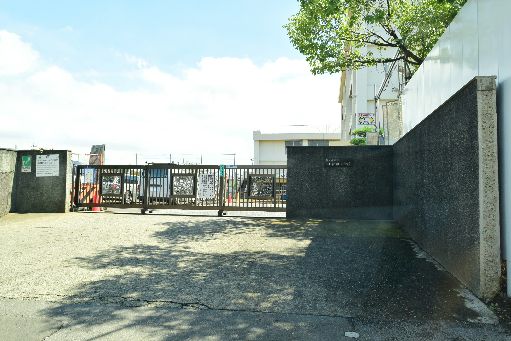 近くの茅ヶ崎市立小和田小学校まで377m（徒歩5分）