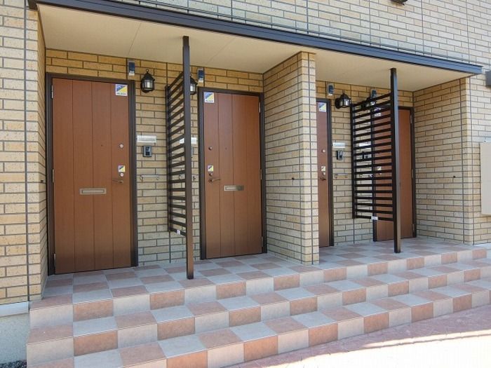 近くのファミリーマート 秦野市役所前店まで451m（徒歩6分）