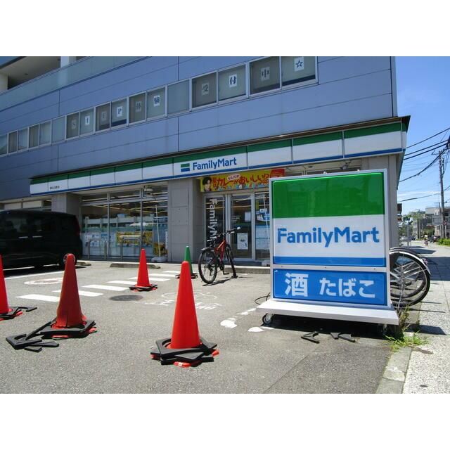 近くのファミリーマート横浜公田町店まで361m（徒歩5分）