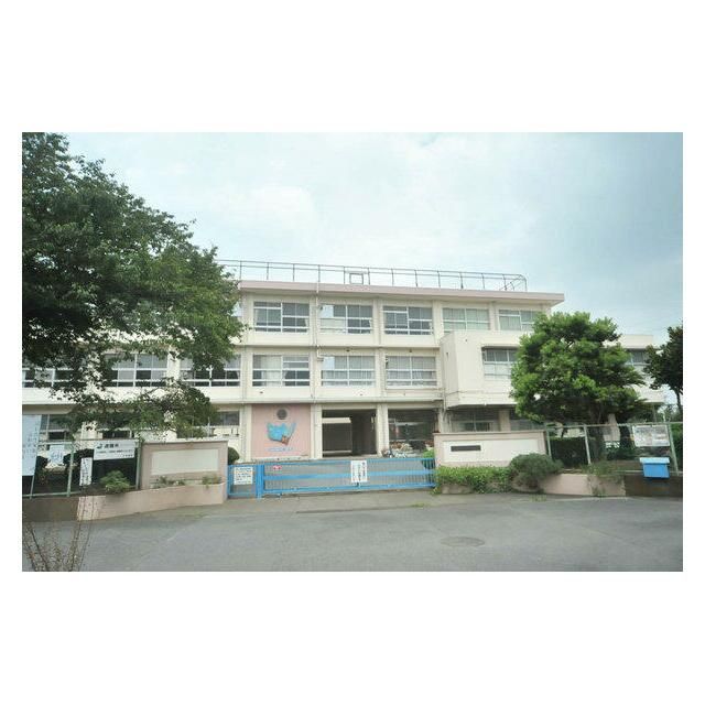 近くの平塚市立城島小学校まで700m（徒歩9分）