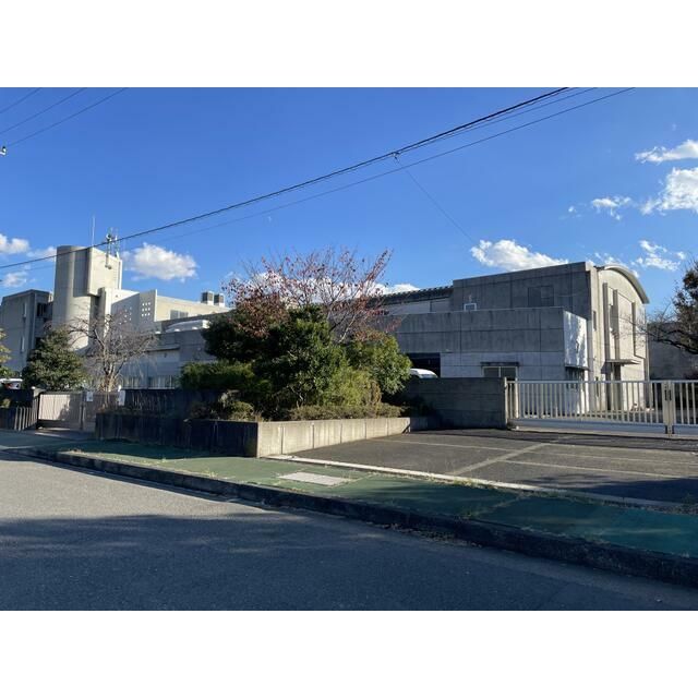 近くの伊勢原市立石田小学校まで1,112m（徒歩14分）
