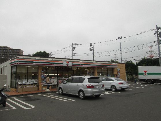 近くのセブンイレブン 綾瀬上土棚中1丁目店まで1,074m（徒歩14分）