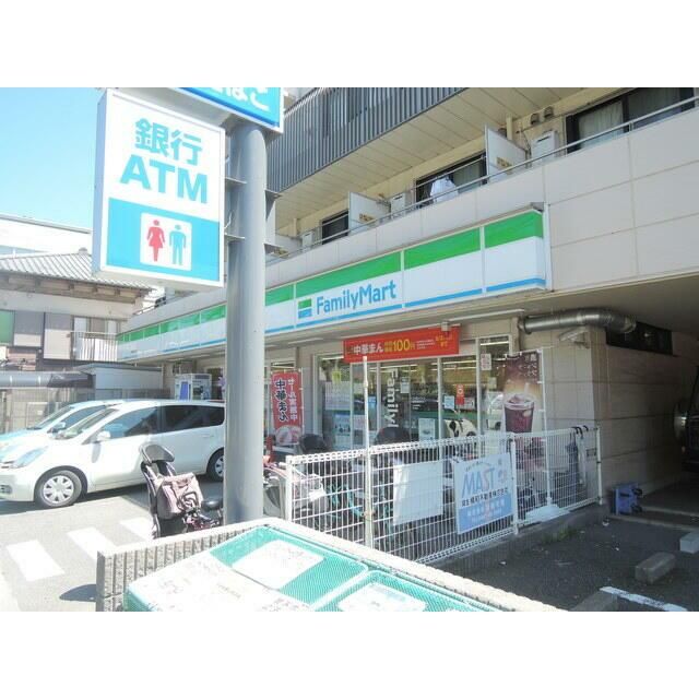 近くのファミリーマート鎌倉御成町店まで270m（徒歩4分）