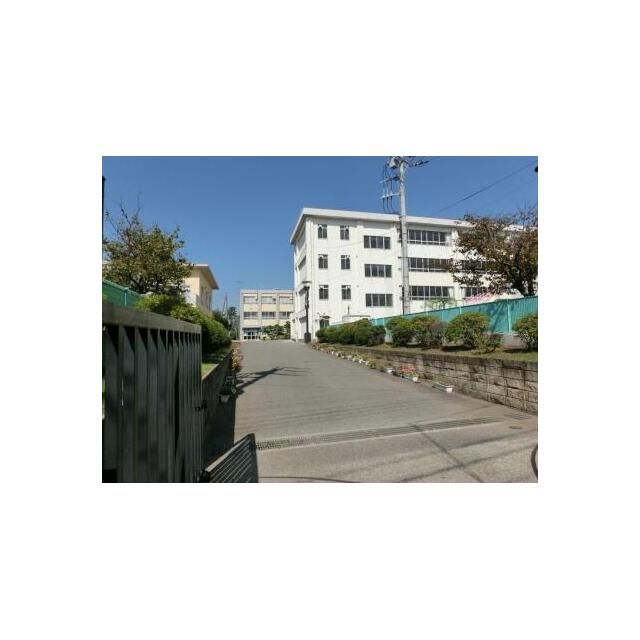 近くの茅ヶ崎市立浜須賀中学校まで913m（徒歩12分）