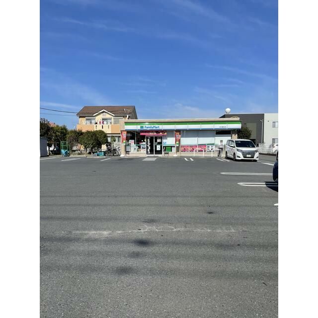 近くのファミリーマート厚木妻田北店まで128m（徒歩2分）