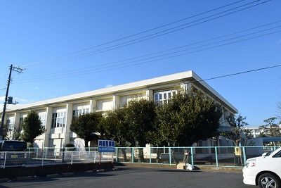 近くの平塚市立大野中学校まで553m（徒歩7分）