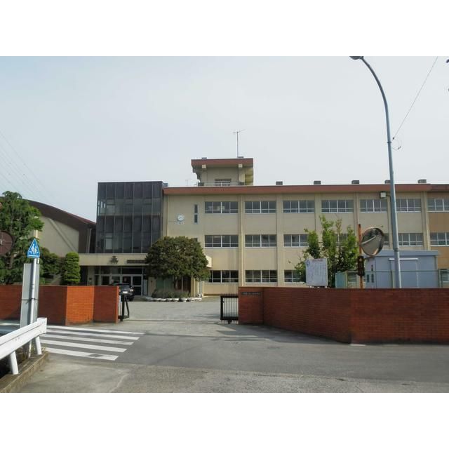 近くの市立城北中学校まで1,100m(徒歩14分)