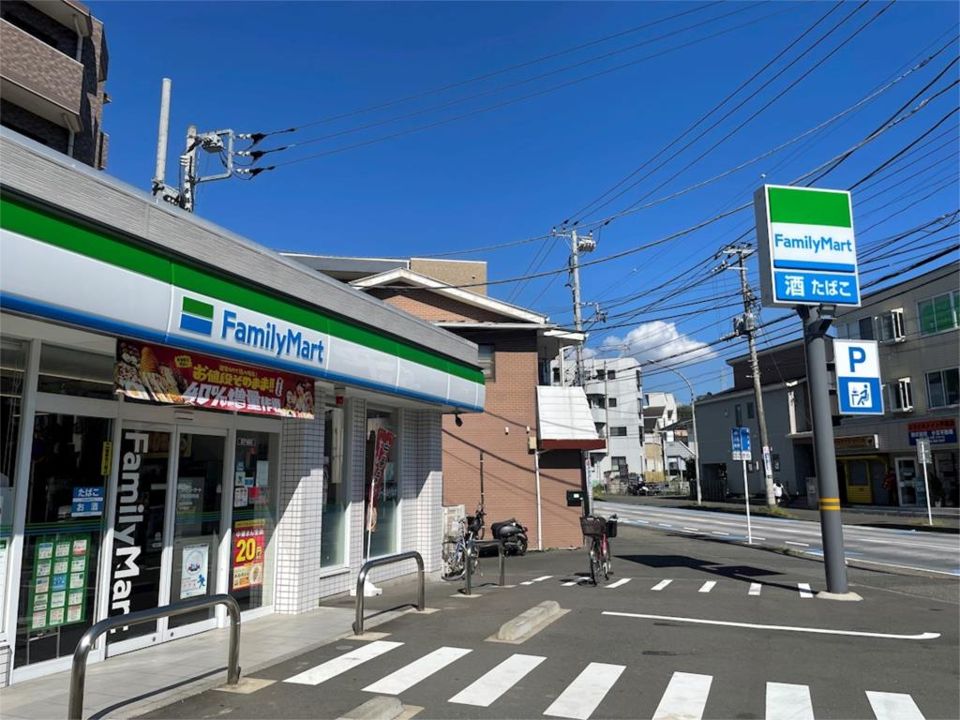 近くのファミリーマート 戸塚吉田町店まで770m（徒歩10分）