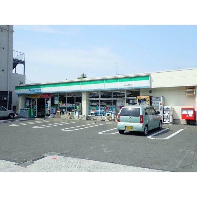 近くのファミリーマート横浜和泉町店まで1,796m（徒歩23分）