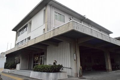 近くの平塚市役所豊原分庁舎まで604m（徒歩8分）