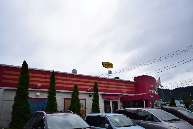 近くのデニーズ平塚中里店まで980m(徒歩13分)