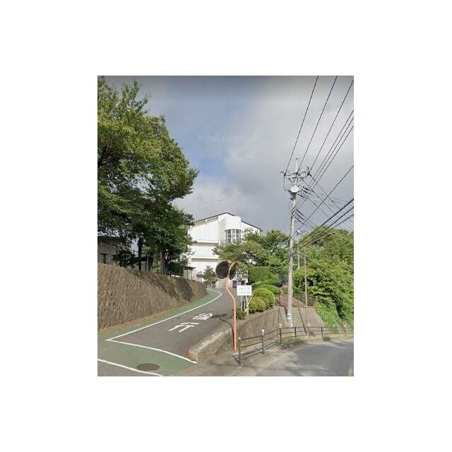近くの平塚市立土沢中学校まで489m（徒歩7分）