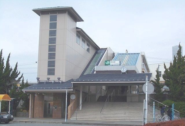 近くの東海道線・鴨宮駅まで810m（徒歩11分）