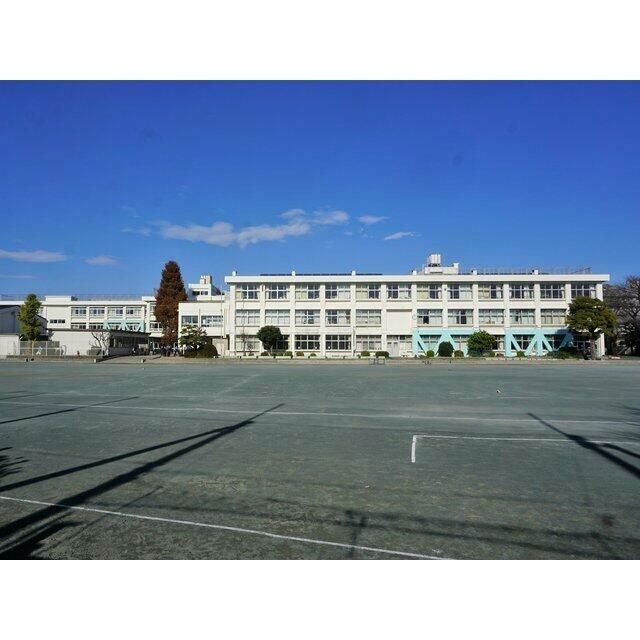 近くの藤沢市立　長後小学校まで240m（徒歩3分）