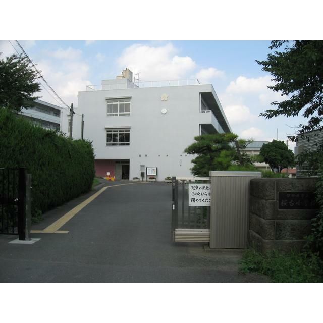 近くの伊勢原市立桜台小学校まで366m（徒歩5分）
