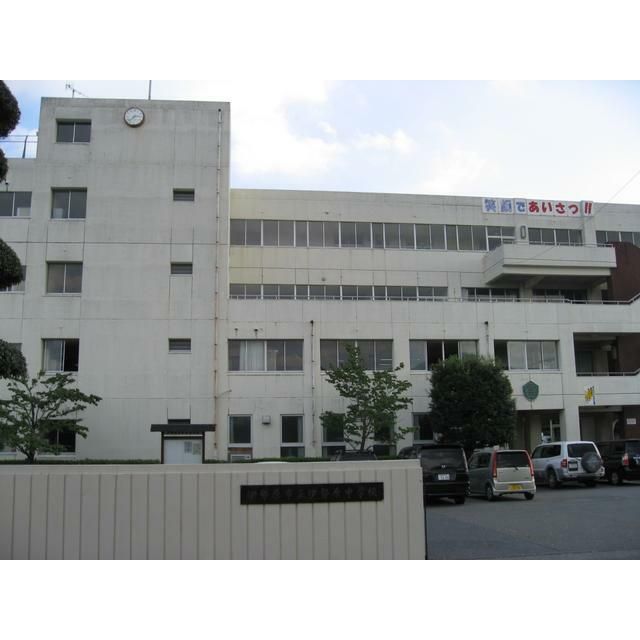 近くの伊勢原市立伊勢原中学校まで614m（徒歩8分）