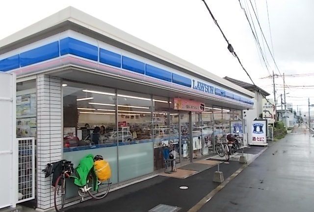 近くのローソン成田南店まで450m（徒歩6分）