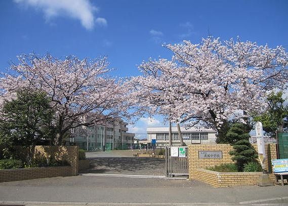 近くの茅ヶ崎市立萩園中学校まで306m（徒歩4分）