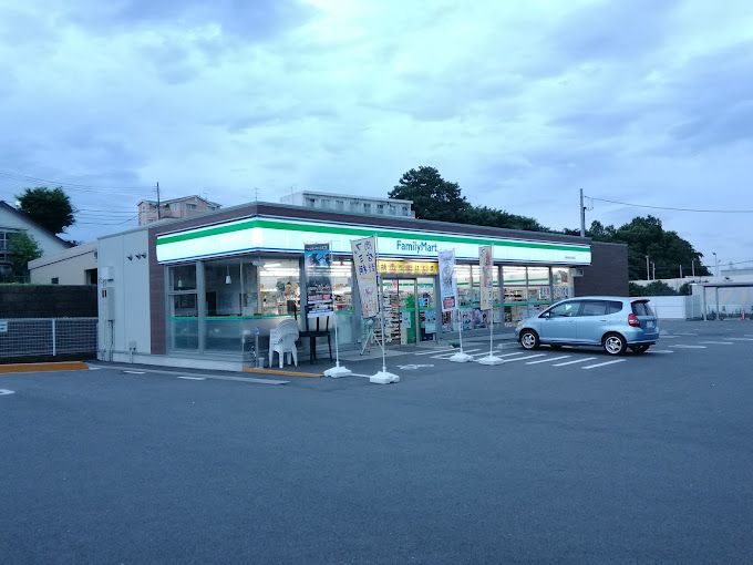 近くのファミリーマート 秦野運動公園東店まで159m（徒歩2分）