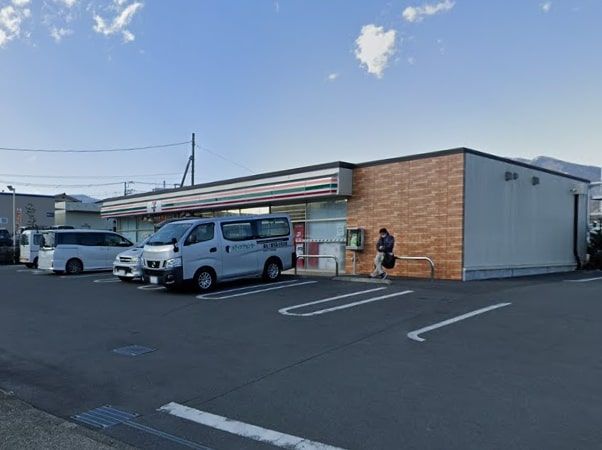 近くのセブンイレブン 秦野平沢北店まで606m（徒歩8分）