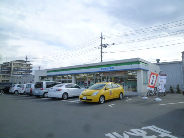 近くのファミリーマート 厚木長谷店まで957m（徒歩12分）