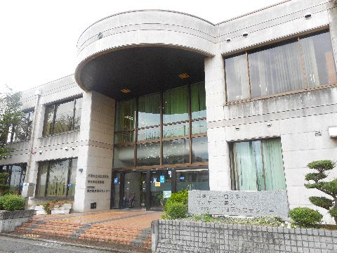 近くの平塚市北図書館まで529m（徒歩7分）