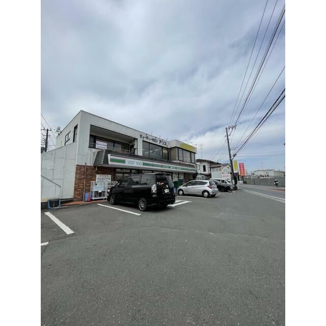 近くのローソンストア100厚木下川入店まで664m（徒歩9分）