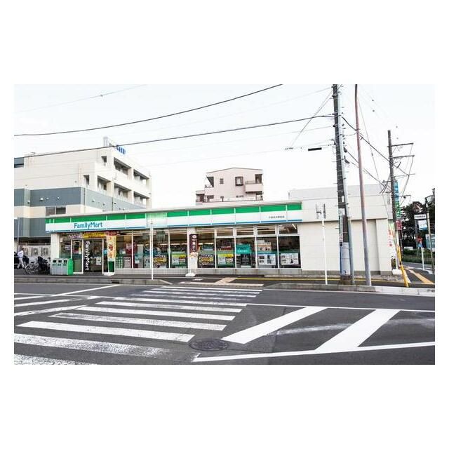 近くのファミリーマート六会日大駅前店まで1,100m（徒歩14分）