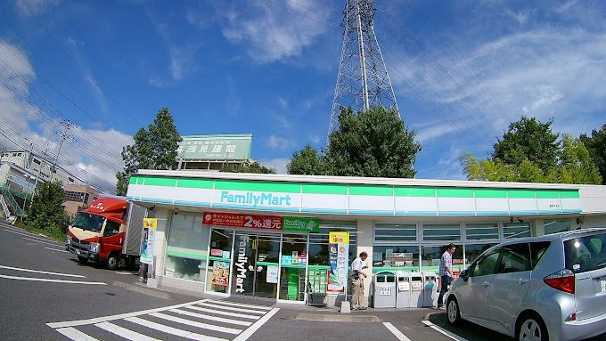 近くのファミリーマート 秦野中央店まで538m（徒歩7分）