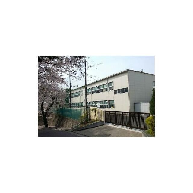 近くの横浜市立岡津中学校まで966m(徒歩13分)