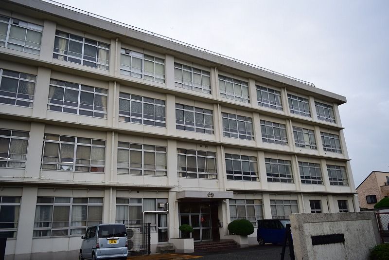 近くの平塚市立神明中学校まで913m(徒歩12分)