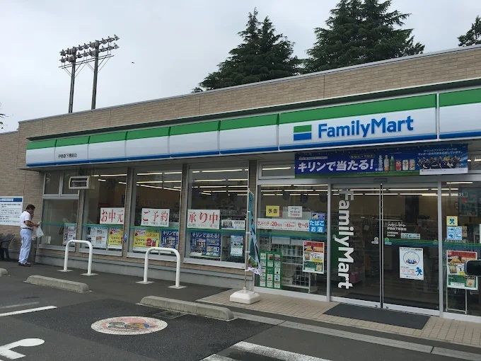 近くのファミリーマート 伊勢原下糟屋店まで452m（徒歩6分）