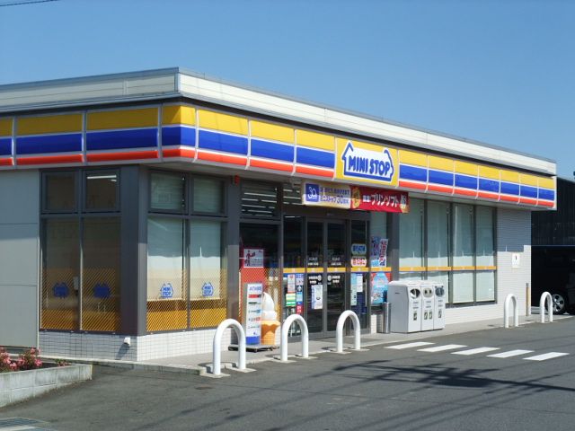 近くのミニストップ小田原小竹店まで734m（徒歩10分）