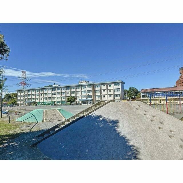 近くの綾瀬市立　綾南小学校まで350m（徒歩5分）