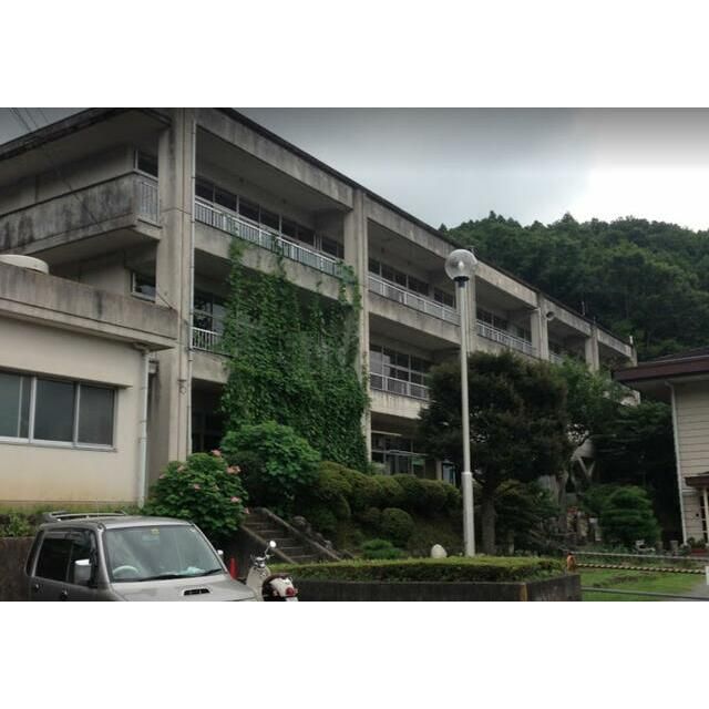 近くの伊勢原市立大山小学校まで577m（徒歩8分）