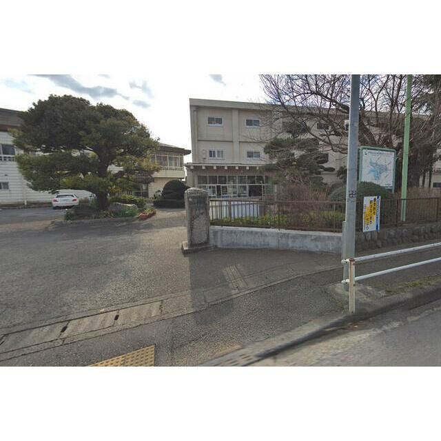 近くの伊勢原市立山王中学校まで3,000m（徒歩38分）