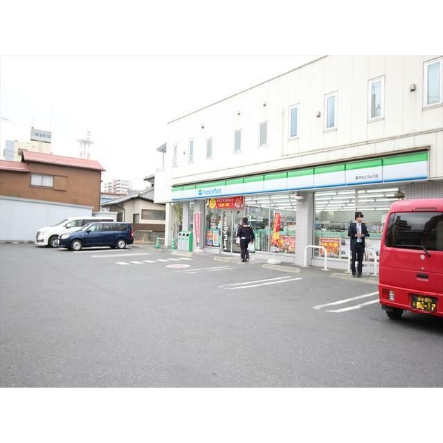 近くのファミリーマート厚木もとちょう店まで364m（徒歩5分）