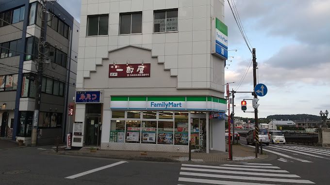 近くのファミリーマート 秦野本町店まで394m（徒歩5分）