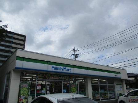 近くのファミリーマート 鶴巻温泉駅前店まで672m（徒歩9分）