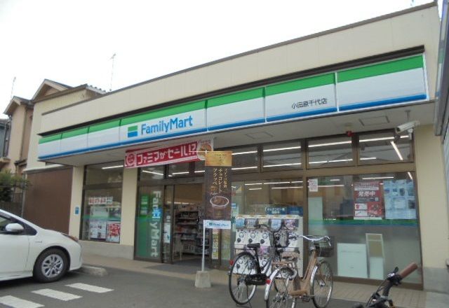 近くのファミリーマート千代店まで650m（徒歩9分）