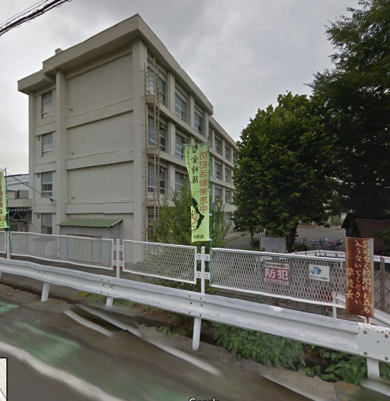 近くの南足柄市立岩原小学校まで487m（徒歩7分）