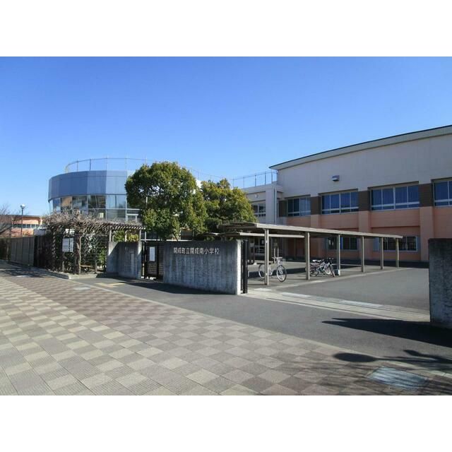 近くの開成町立開成南小学校まで1,031m(徒歩13分)