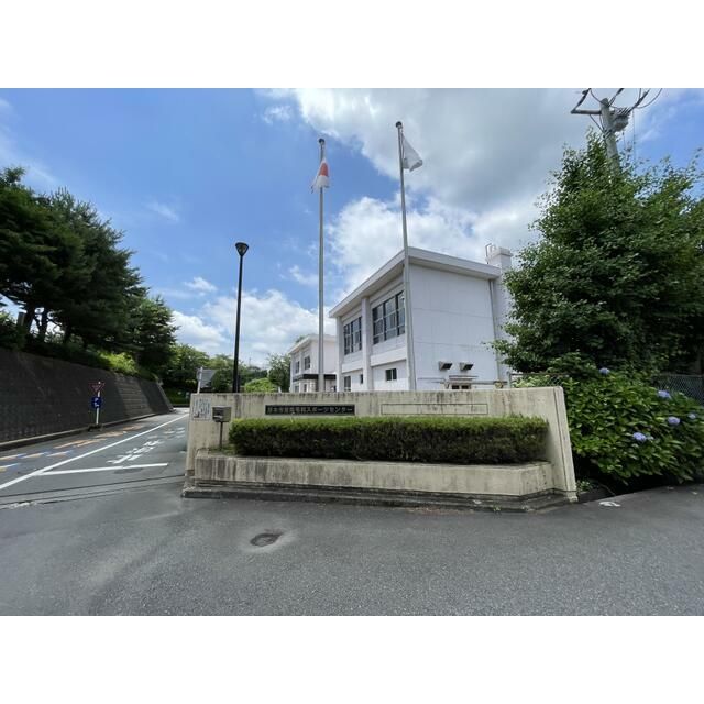 近くの厚木市営南毛利スポーツセンターテニスコートまで339m(徒歩5分)