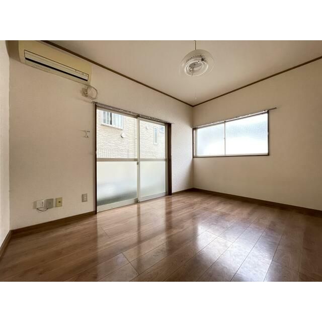 近くの厚木市立毛利台小学校まで670m(徒歩9分)